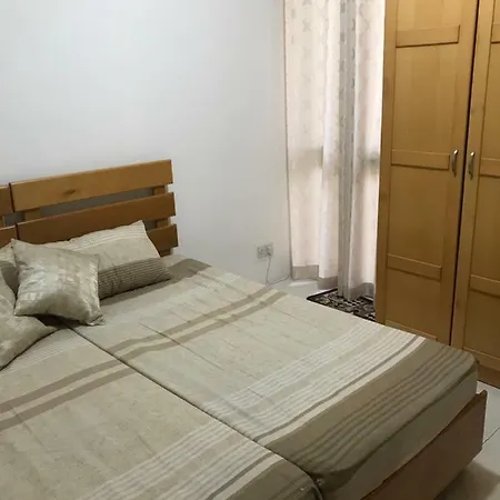3 Bed , 2min Walk To Bay Lägenhet